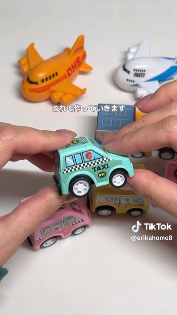 ブランドカラーに似た色のミニカーをチョイス