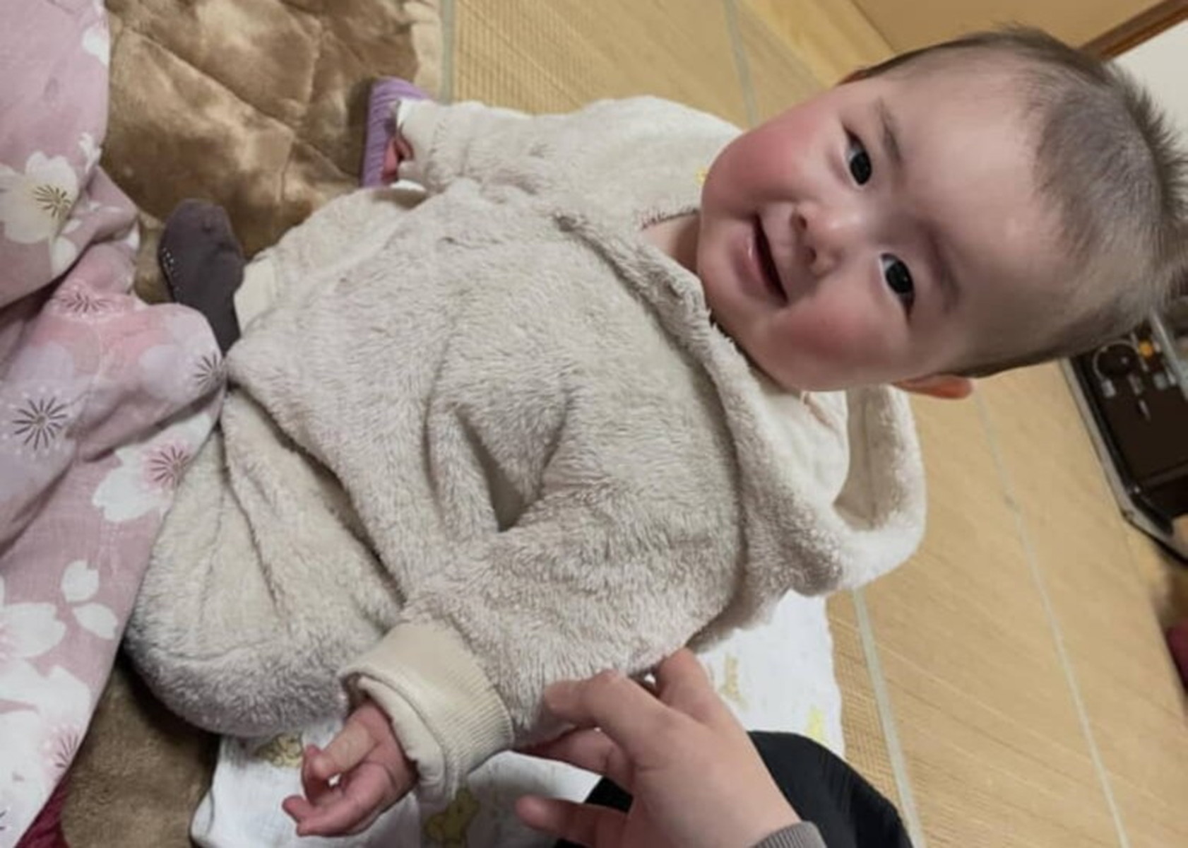 突然お隣さん宅にお呼ばれ→準備されていた“まさかのお祝い”に「待って待ってどういう状況!?」「私まで感謝感激」(1/3) | 教育・子育て ねとらぼ