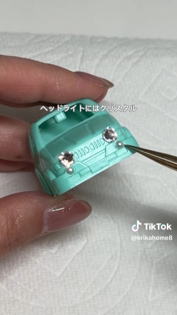 ライトにはキラキラのクリスタルパーツ！