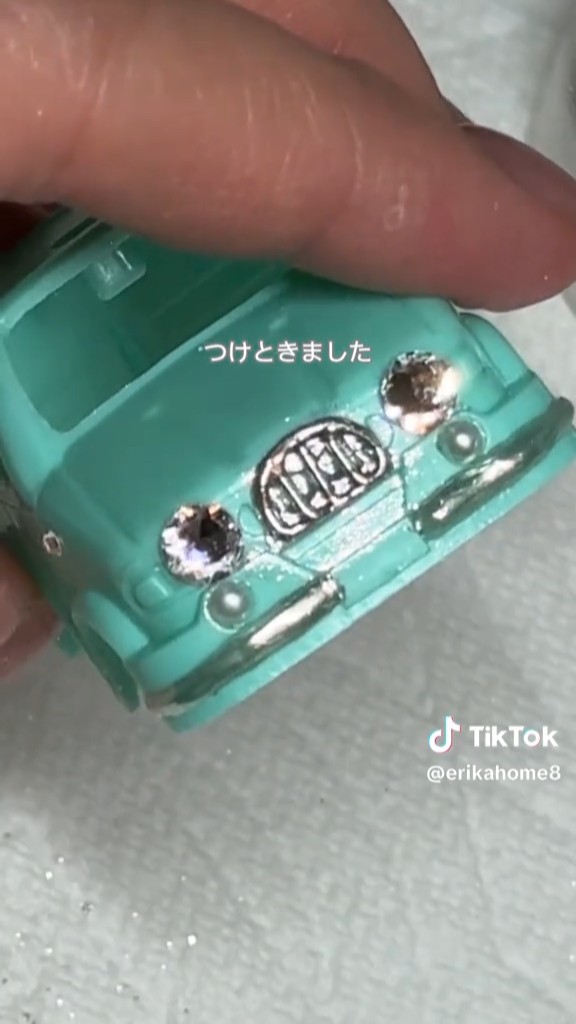 バンパーやライトの間も装飾する