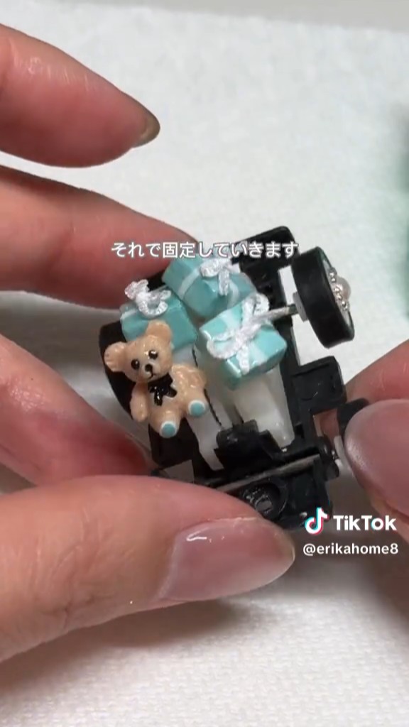 クマパーツとプレゼントボックスを接着