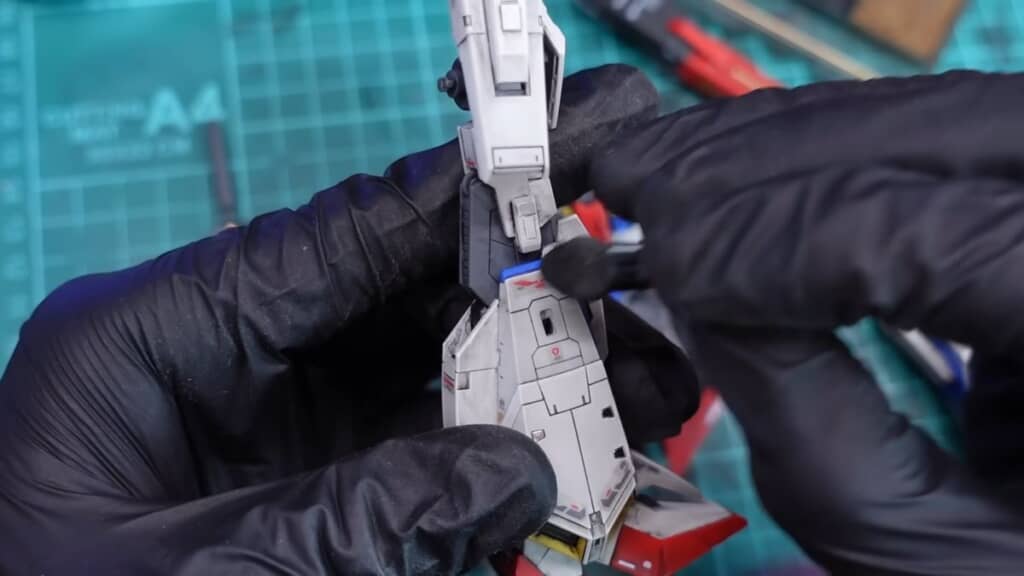 デカールの上に塗料を軽く乗せる