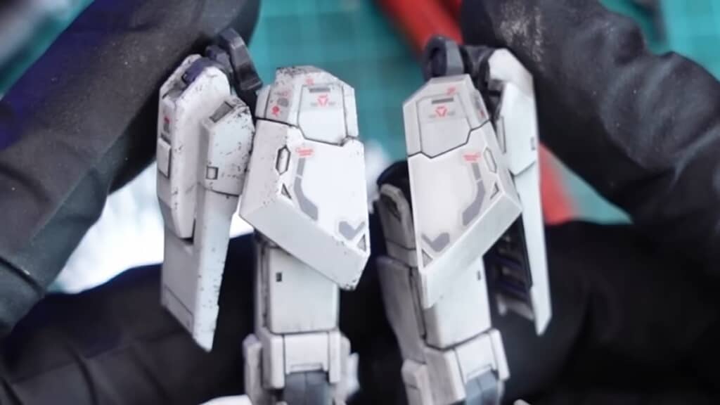 パーツの端部にチッピングを施して削れた感じを出す