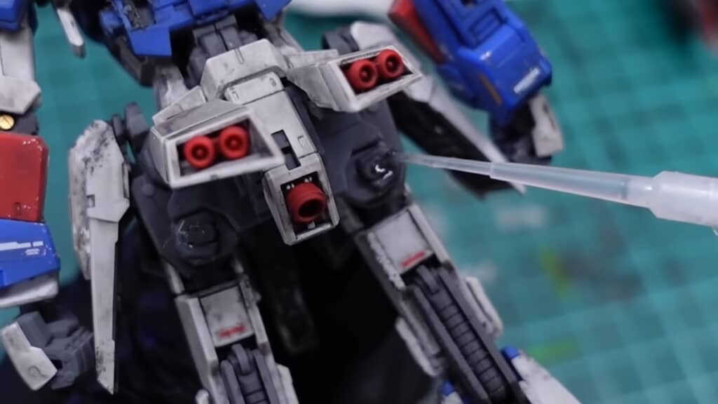 足の付け根に接着剤を塗る