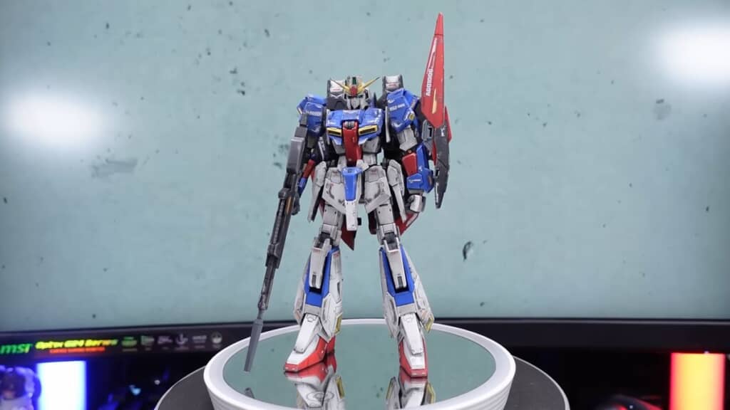 自分の足で立てる程に関節がしっかりしている改修後の「RG Zガンダム」