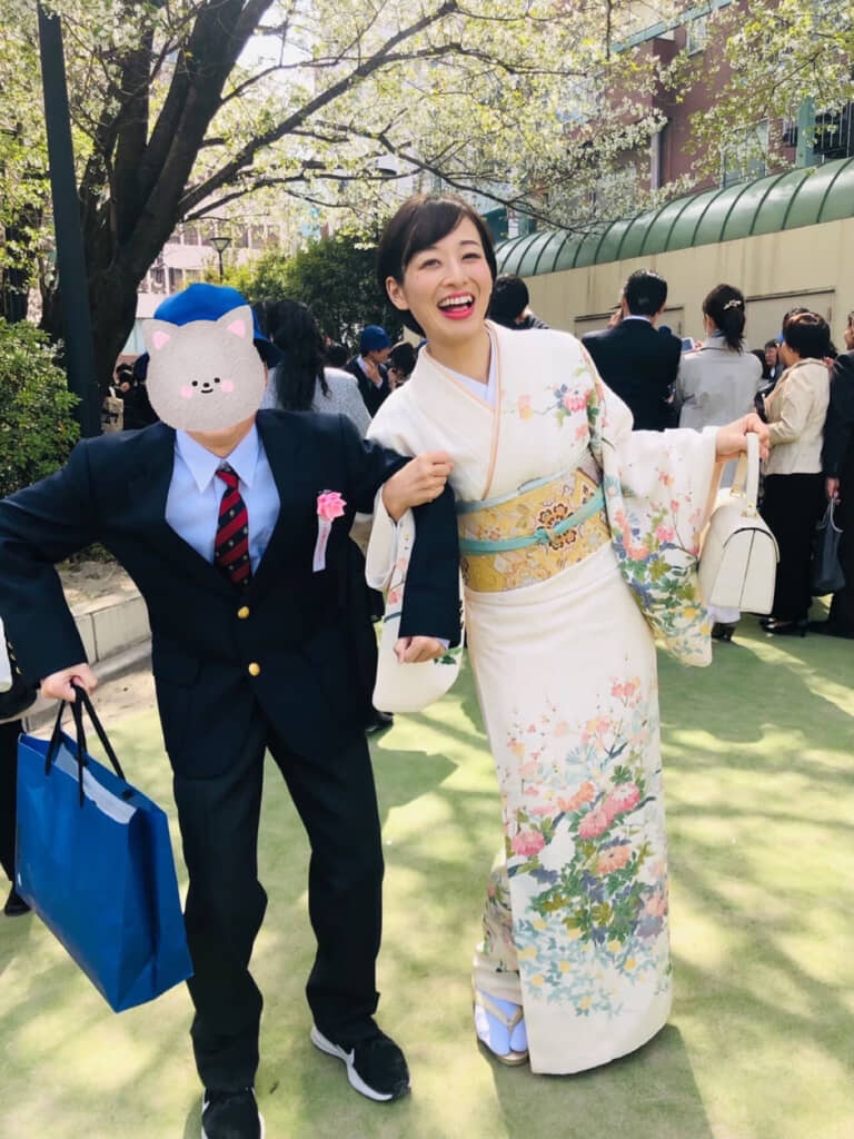 照れて距離を取ろうとする息子さん