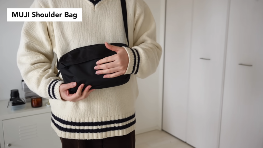 前に掛けても邪魔にならないコンパクトさ