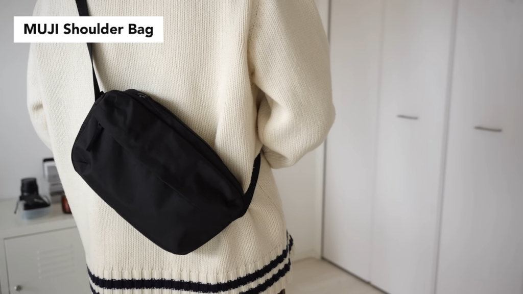 合わせるアイテムを選ばないシンプルデザイン