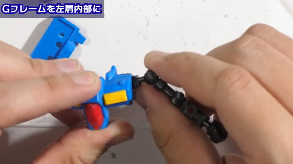 胸部に肩関節のフレームをセット