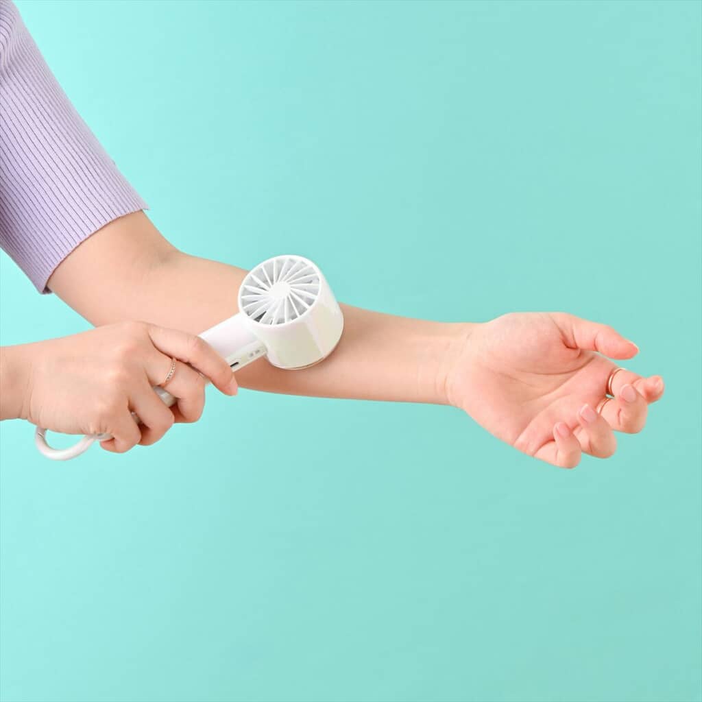 肌に直接プレートを当ててクールダウン