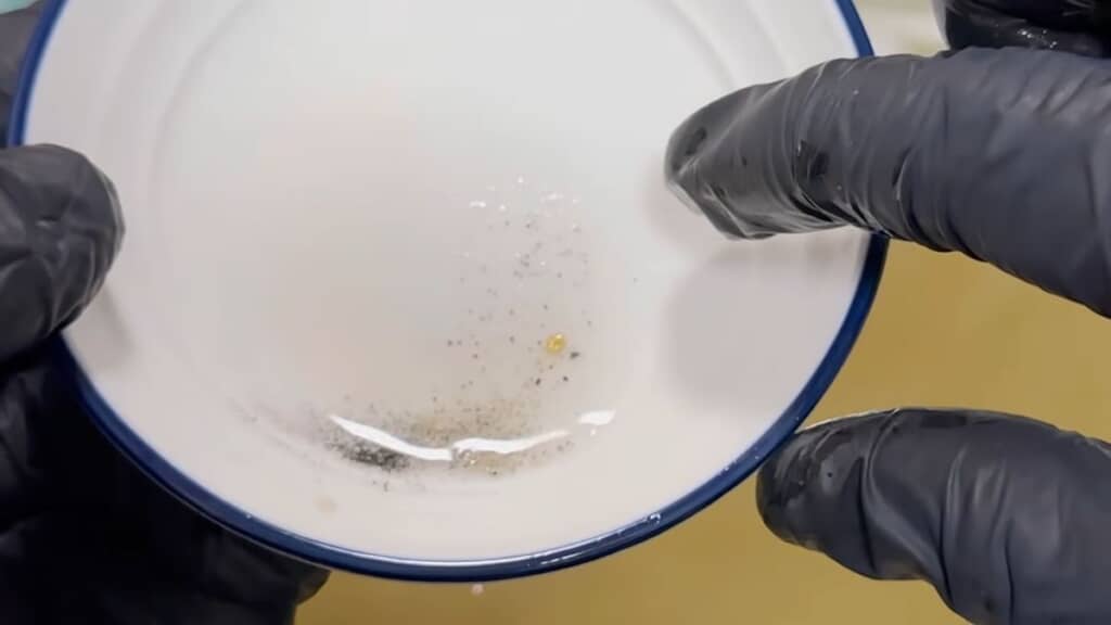 しょうゆ皿の底に残った光る粒