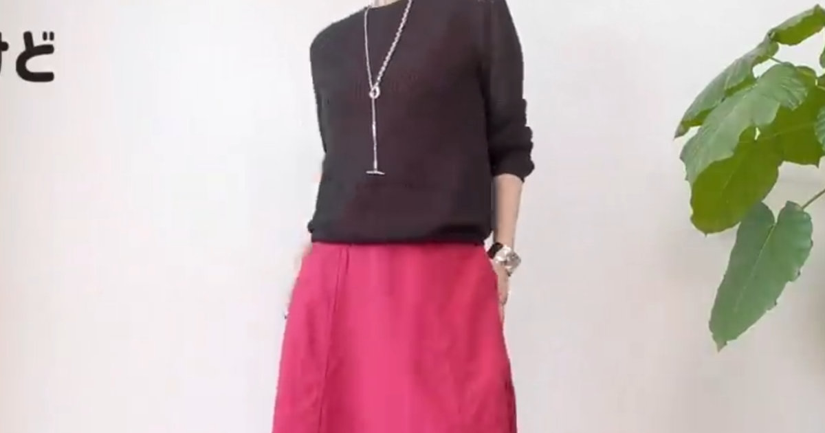 60代女性が提案するユニクロの“赤いスカート”の着回しコーデに反響　「パリジェンヌみたいでカッコいい！」「取り入れてみようかなぁ」（1/3） | 女性 ねとらぼ
