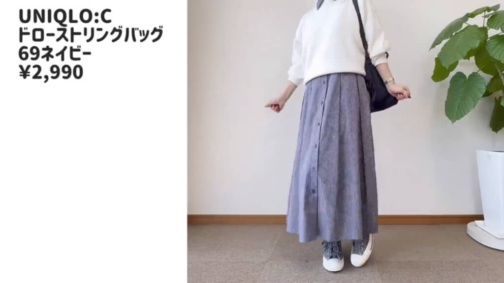 ストライプシャツワンピースにセーターを合わせた、明るい雰囲気のブルー×ホワイトコーデ