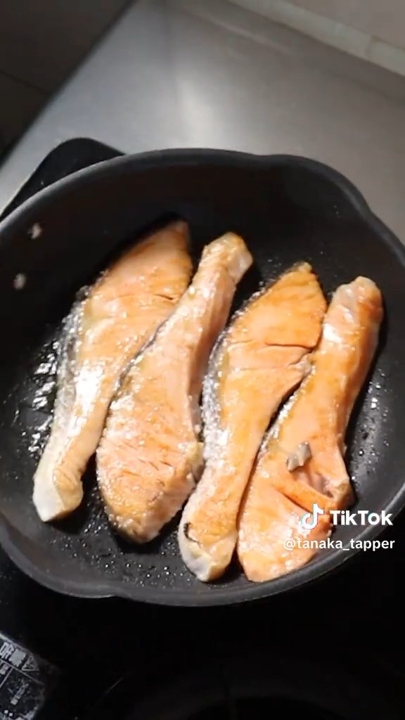 おかずのメインはサケ