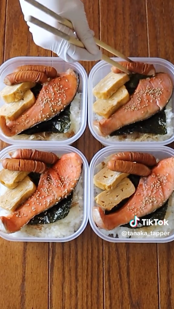 ウインナーも詰める田中さん