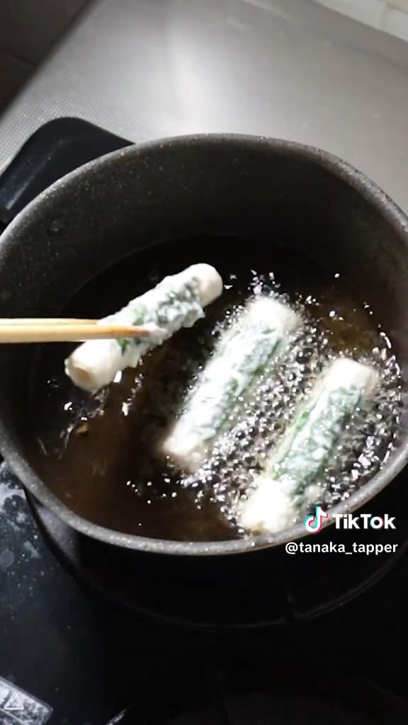 天ぷらを調理中