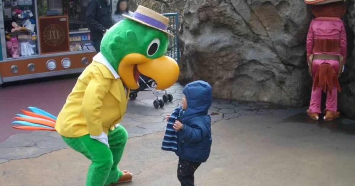 2歳のころディズニーで撮った“謎の3ショット”→17年後に再現したら……　まさかの1枚に「やべぇww」「何があったんだ」（1/2） | ディズニー ねとらぼ