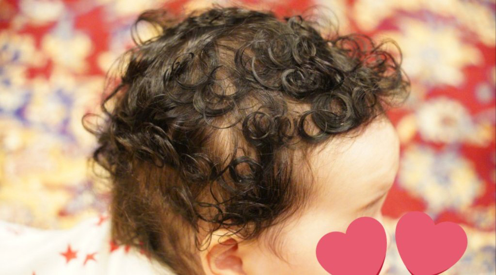 赤ちゃんのころからカールのかかった髪
