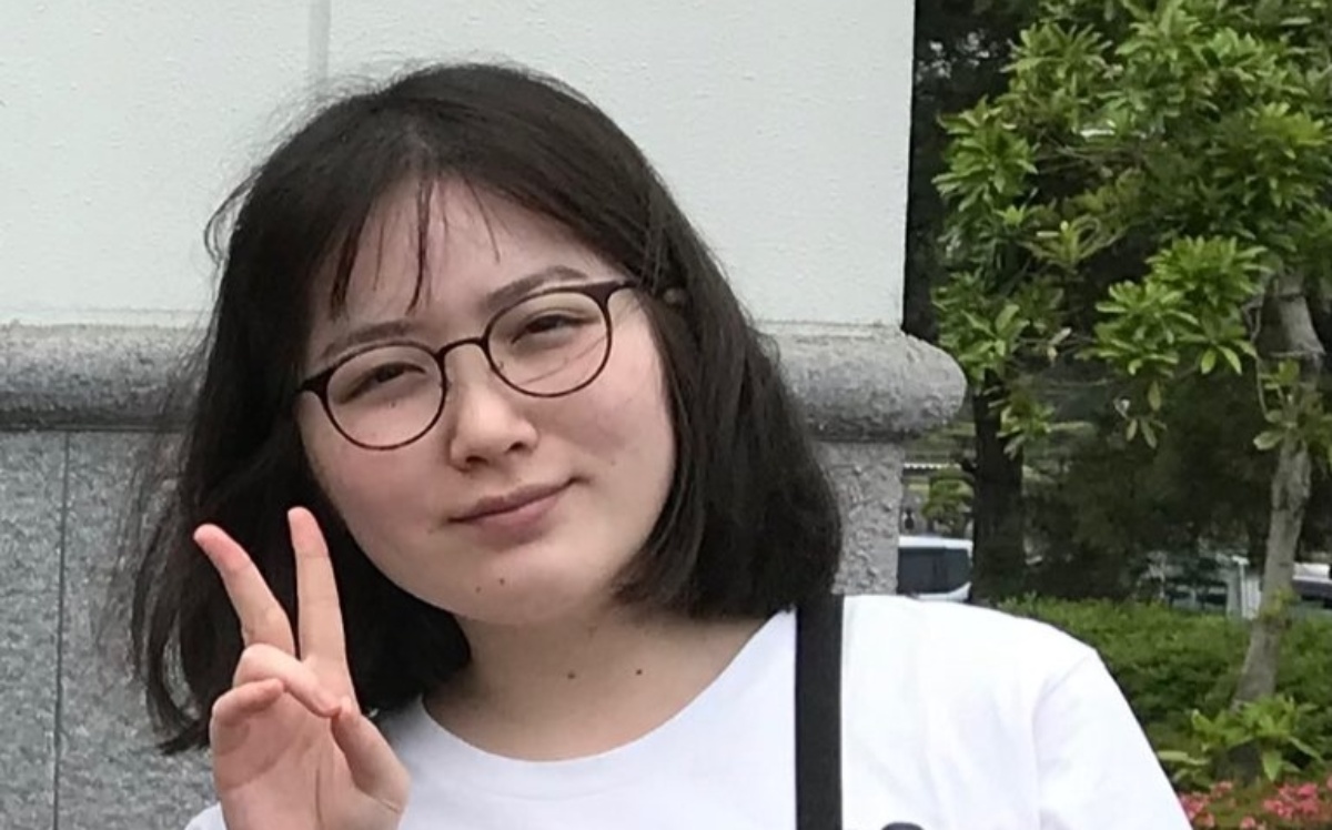 メガネ姿の素朴な女性→7年後……　予想を超える“大変身”に「別人だw」「努力の賜物」（1/3） | ライフスタイル ねとらぼ