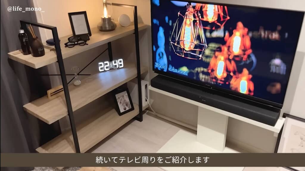 テレビの横にはお気に入りを置いたオープンラックを設置