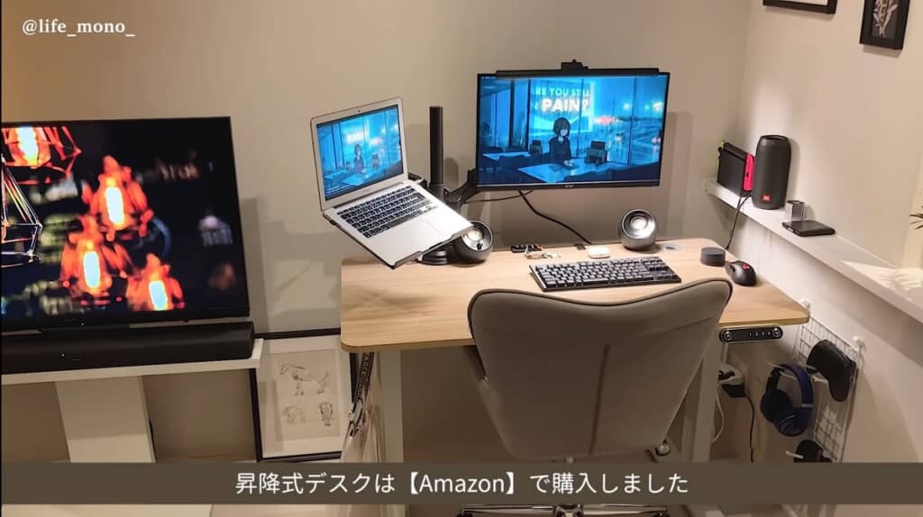 デスク周りはスッキリと