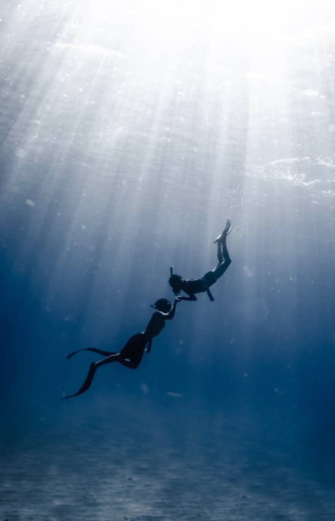 8年前に撮影した夫との海中での2ショット(画像提供:あちさん/@aik_ooooO)