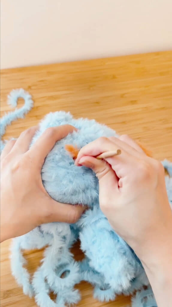 頭の中に毛糸の端を入れるらんぷさん