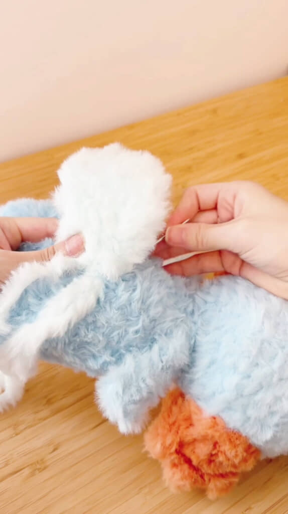 お尻につけるのは白い尻尾