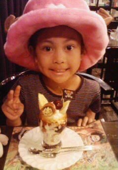 チョッパーの帽子をかぶってうれしそう