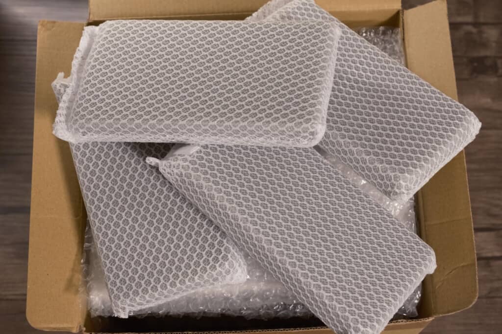 段ボール内にメッシュ緩衝材で包まれた商品