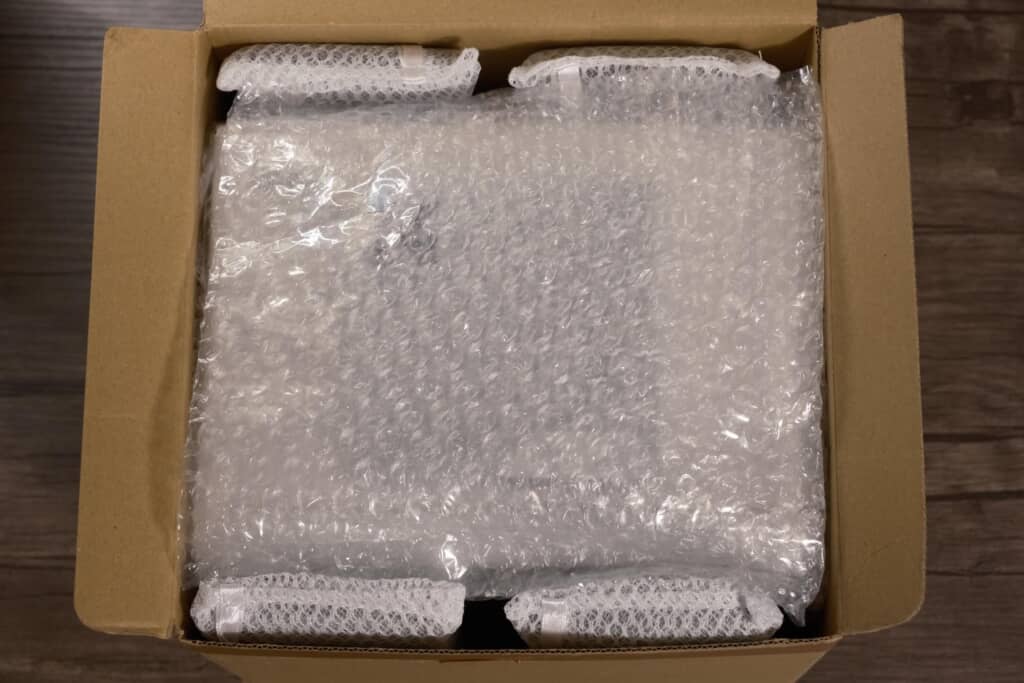 プチプチとコーナー緩衝材で保護された梱包