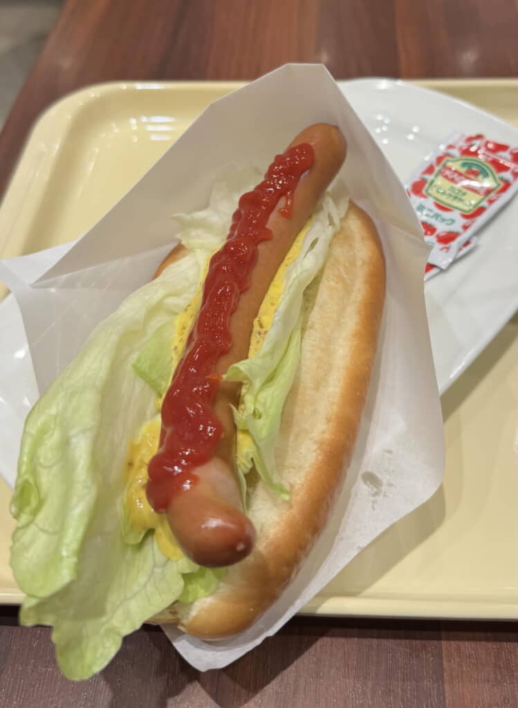 たっぷり具材の「レタスドック」