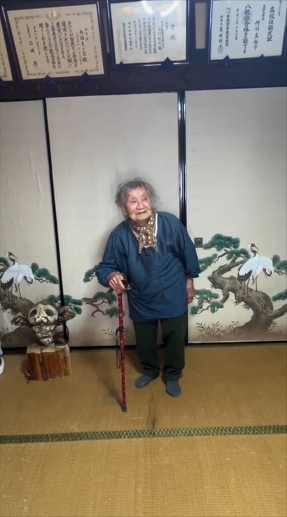 100歳のおあばちゃんの杖をフリーレンの杖にするチェーンソーアティストの孫