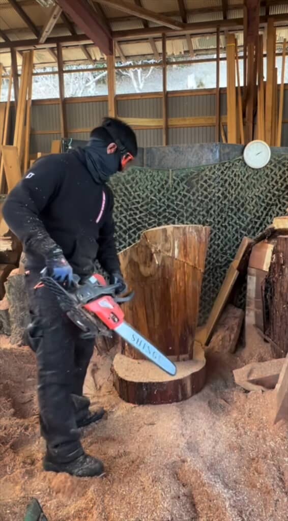 100歳のおあばちゃんの杖をフリーレンの杖にするチェーンソーアティストの孫