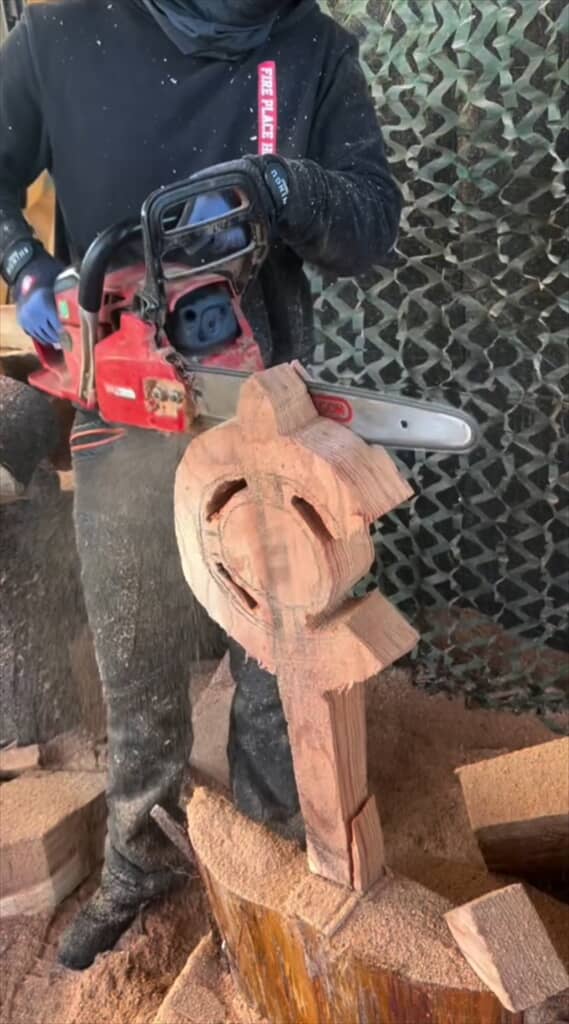 100歳のおあばちゃんの杖をフリーレンの杖にするチェーンソーアティストの孫