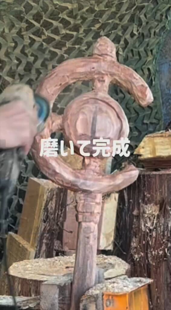 100歳のおあばちゃんの杖をフリーレンの杖にするチェーンソーアティストの孫