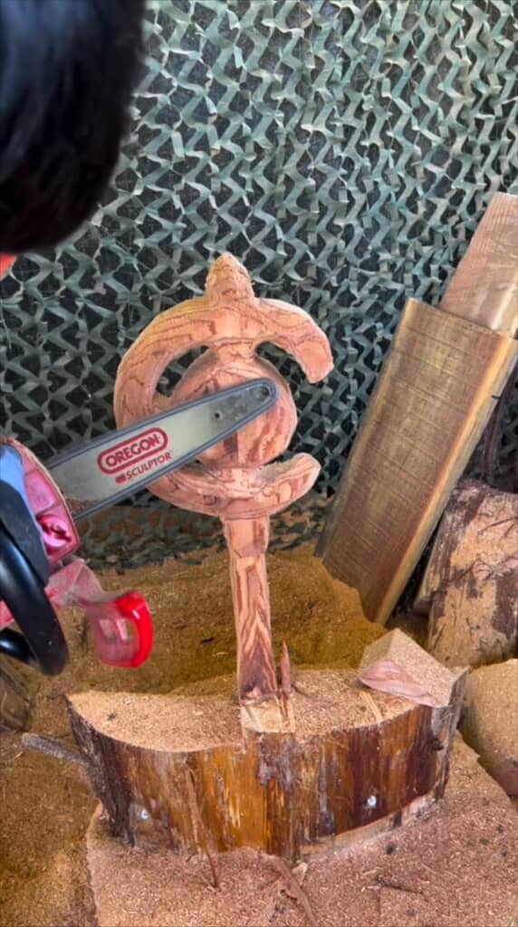 100歳のおあばちゃんの杖をフリーレンの杖にするチェーンソーアティストの孫