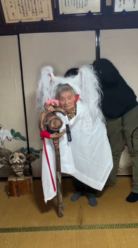 100歳のおあばちゃんの杖をフリーレンの杖にするチェーンソーアティストの孫