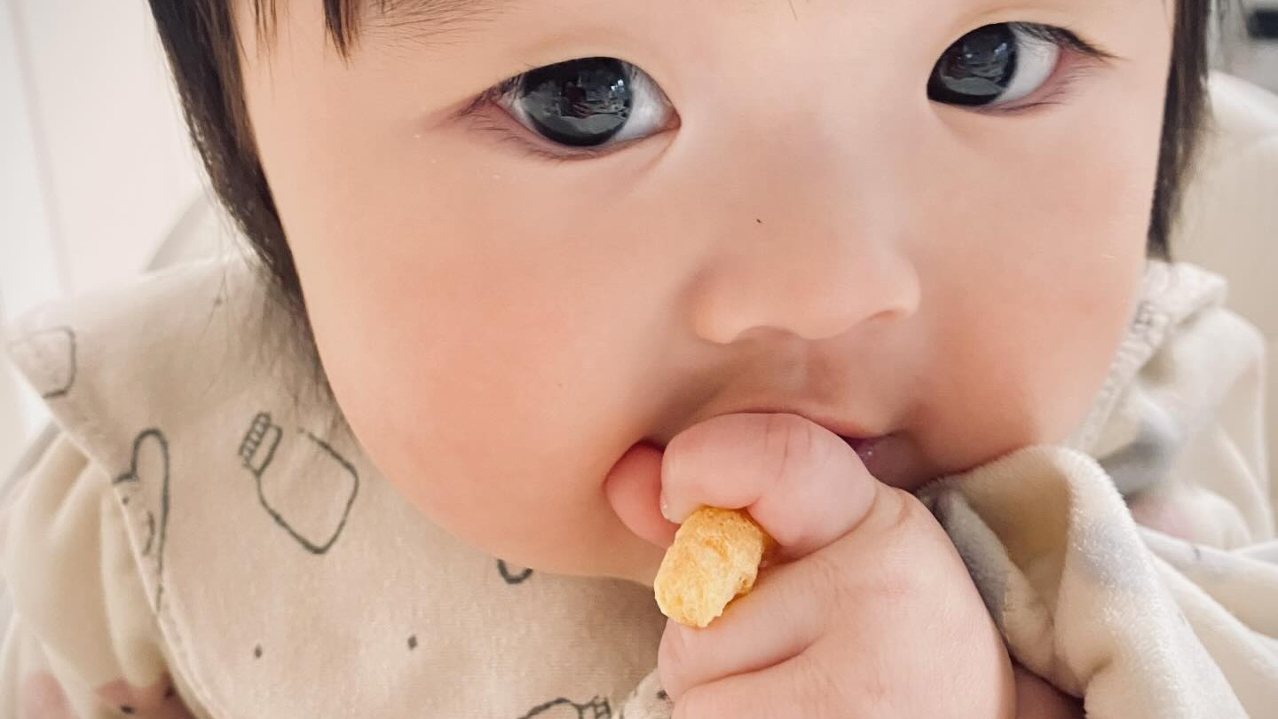 8カ月次女の伸びた前髪→ママがカットしたら……「本当ごめん」　カット後の姿に「むしろこれが正解w」「待ち受けにしたらご利益ありそう」（1/2） | 育児 ねとらぼ