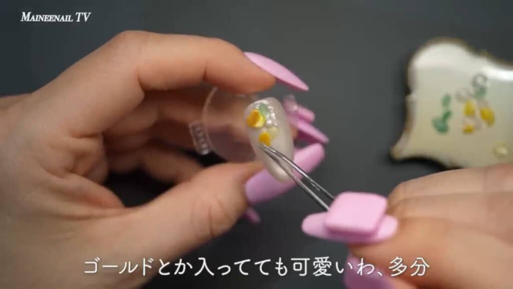 黄色を多めに、緑色とパールものせていきます