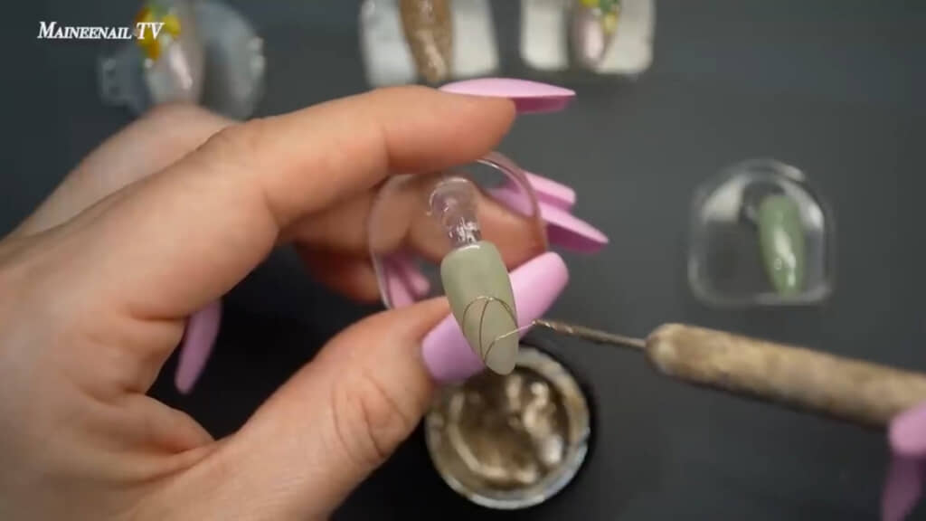 ドローイングジェルでラインを入れる様子