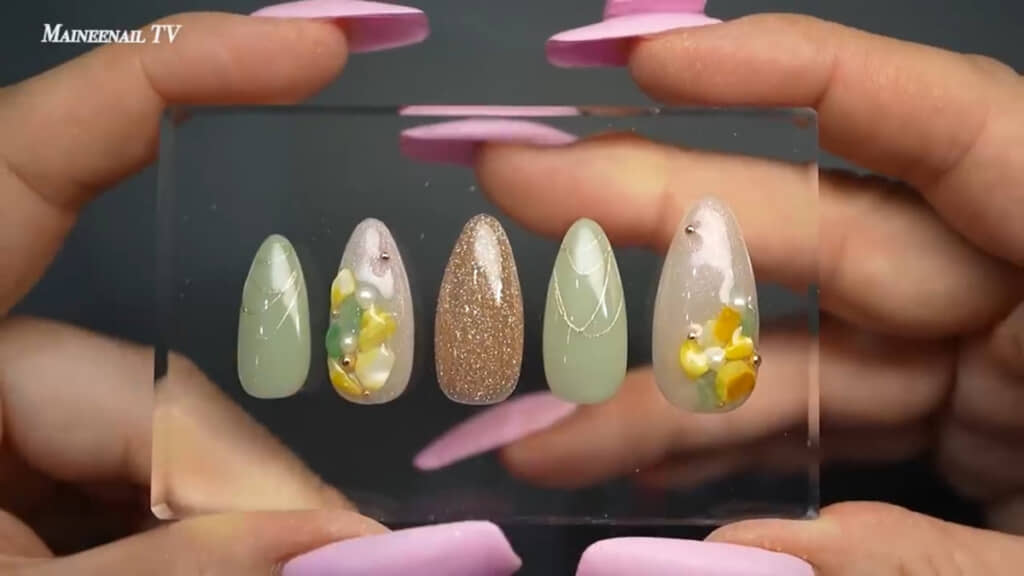 完成した5本セットのネイルアート。左手想定で、親指（1番右）と薬指（左から2番目）がミモザネイル