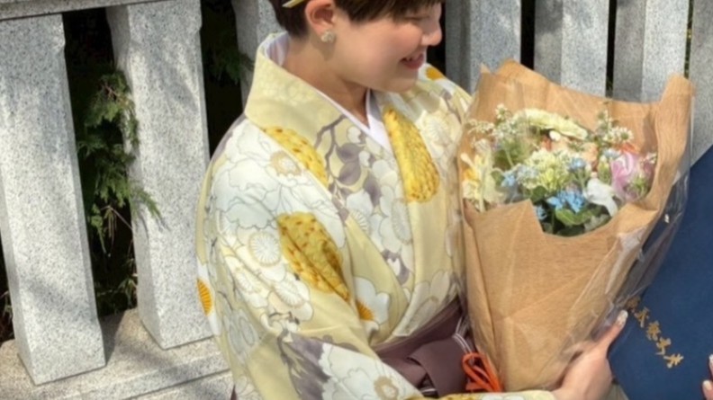 大学の卒業式、振袖の女性「ショートカットだと髪飾りほとんどなくて」→使ったのは…… “まさかの正体”に「天才がいる!?」「その発想はなかった」(1/2) | ライフスタイル ねとらぼ