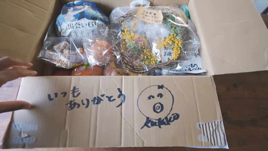 箱の最上段にミモザのリース
