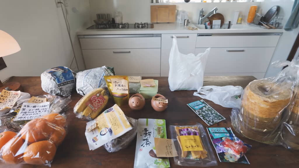 届いたものでテーブルが埋まった
