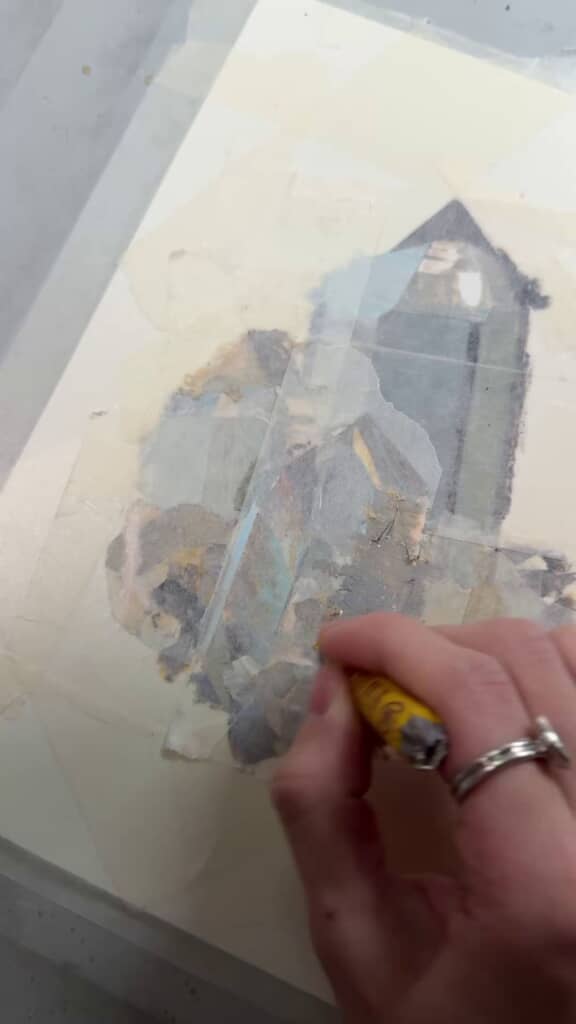 マスキングテープ越しに見える複数の色が混ざりあった鉱石の絵