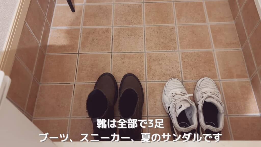 玄関に置いてあるブーツとスニーカー