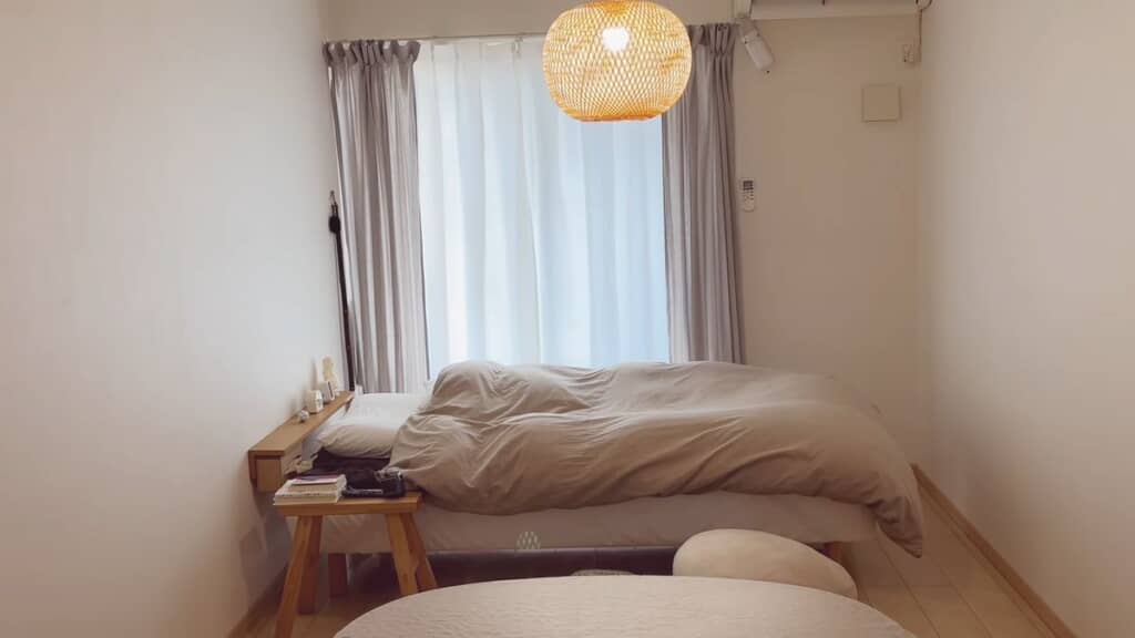 ペンダントライトとこたつテーブル、ベッド