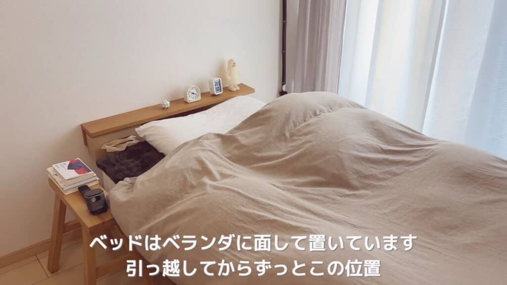 ほとんど無印良品のグッズでまとめてあるベッド