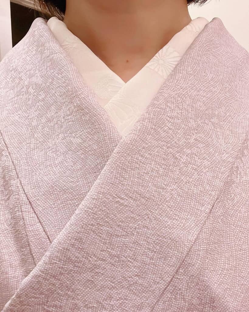 菊の織り柄が入った半衿